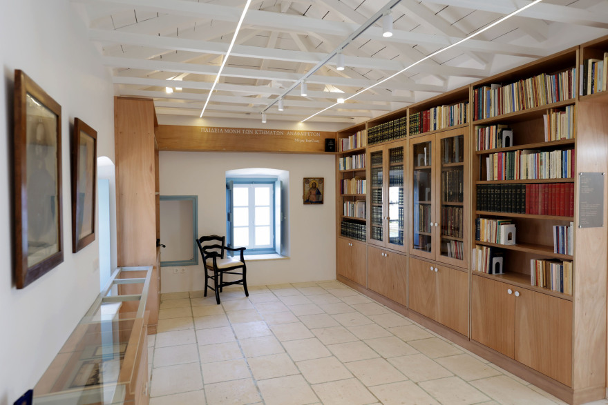 Σπέτσες: Εγκαινιάστηκε η Ιστορική Βιβλιοθήκη στον ναό του Αγίου Νικολάου