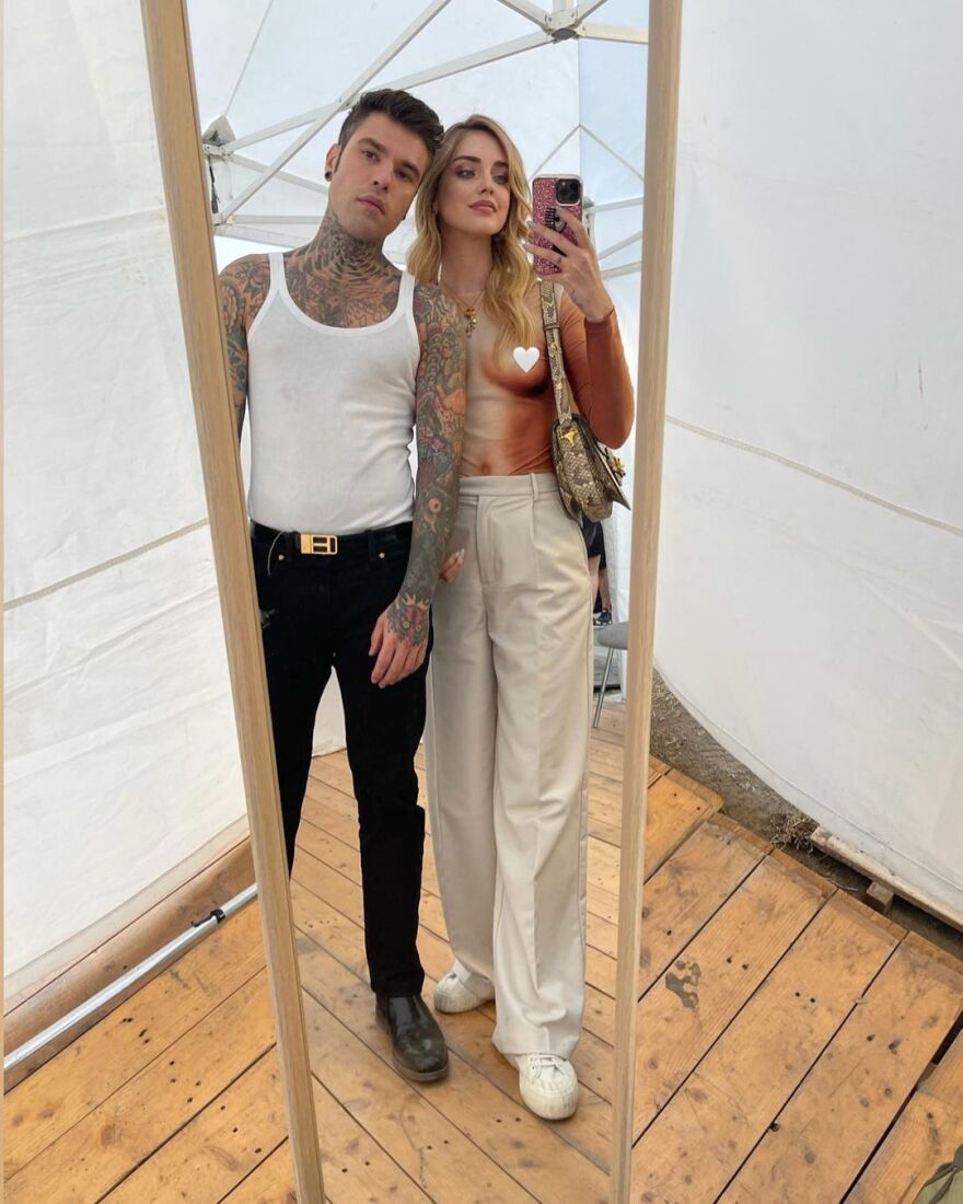 Η Κιάρα Φεράνι μπήκε για τα καλά στο παιχνίδι των προκλήσεων - Φωτογραφίζεται με το «γυμνό» της μπλουζάκι