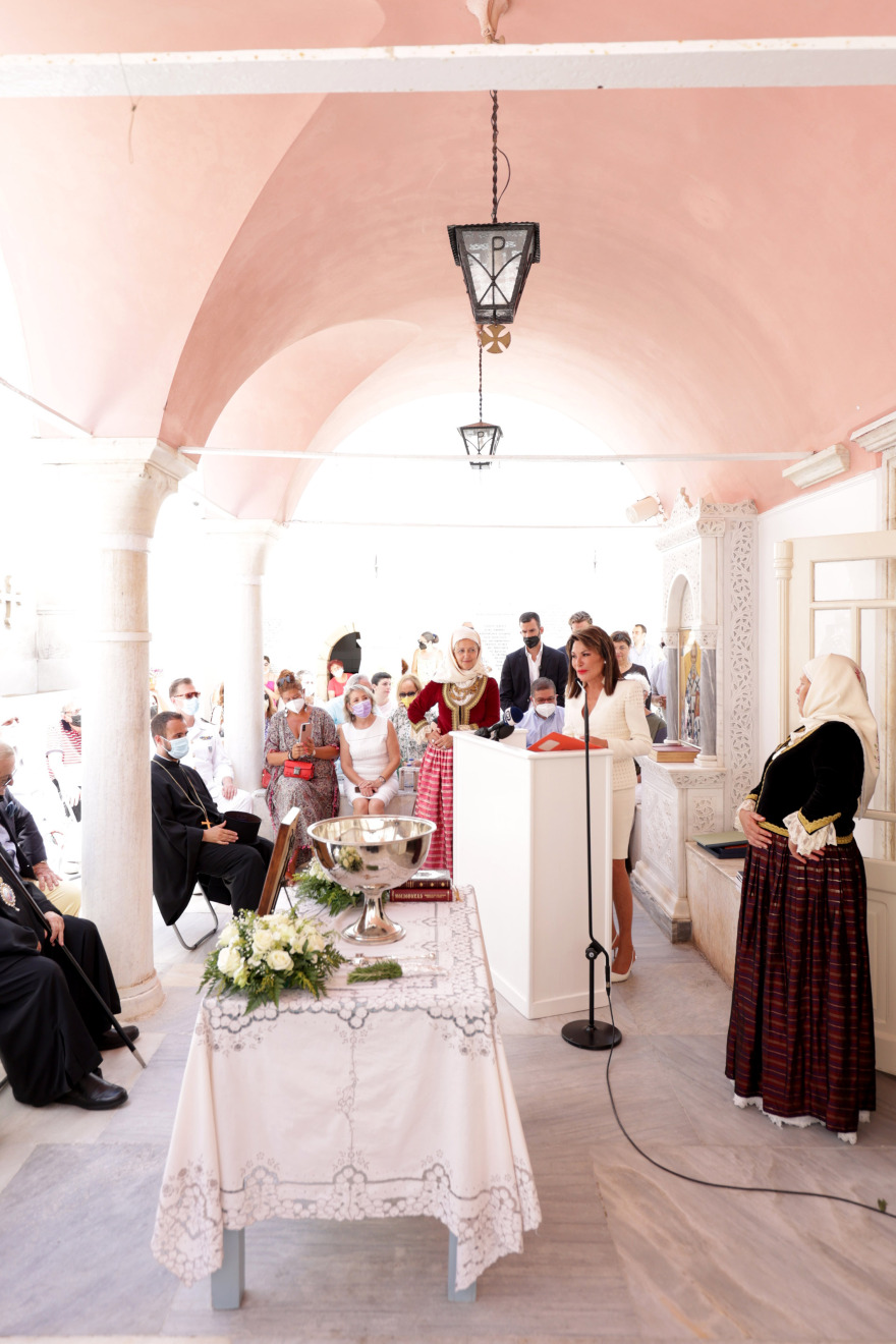 Σπέτσες: Εγκαινιάστηκε η Ιστορική Βιβλιοθήκη στον ναό του Αγίου Νικολάου