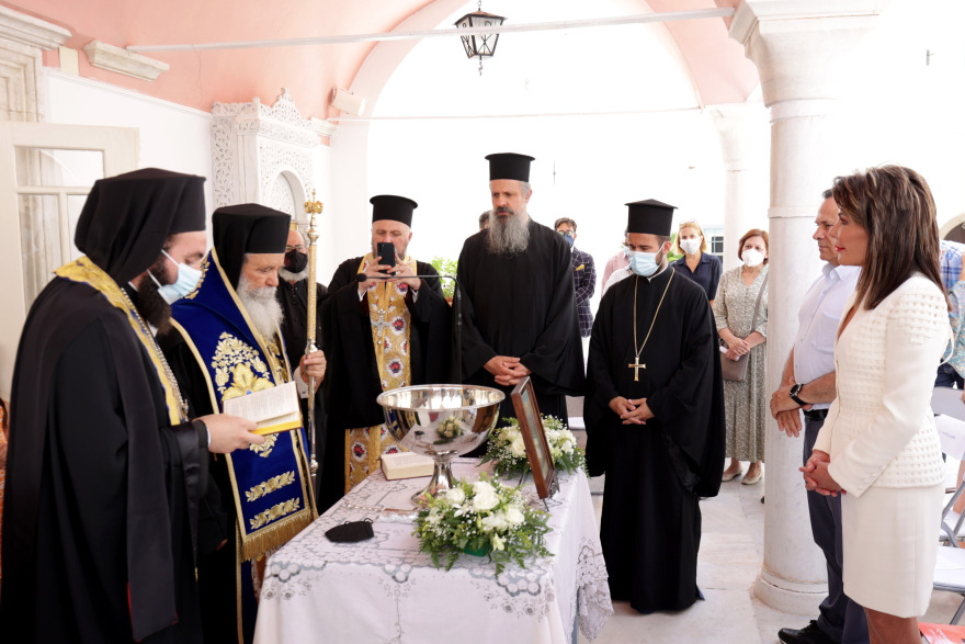 Σπέτσες: Εγκαινιάστηκε η Ιστορική Βιβλιοθήκη στον ναό του Αγίου Νικολάου