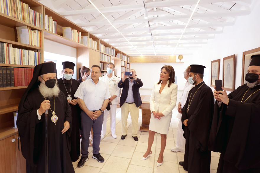 Σπέτσες: Εγκαινιάστηκε η Ιστορική Βιβλιοθήκη στον ναό του Αγίου Νικολάου