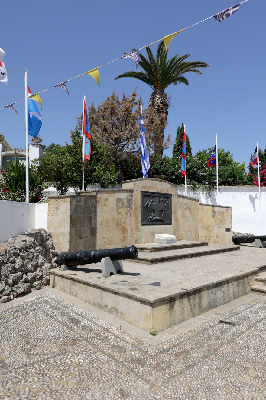 Σπέτσες: Εγκαινιάστηκε η Ιστορική Βιβλιοθήκη στον ναό του Αγίου Νικολάου