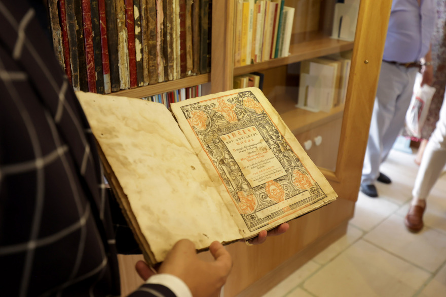 Σπέτσες: Εγκαινιάστηκε η Ιστορική Βιβλιοθήκη στον ναό του Αγίου Νικολάου