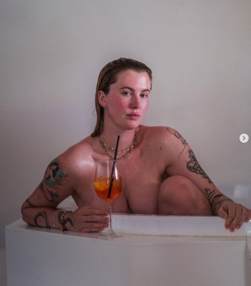 Άιρλαντ Μπάλντουιν: Η κόρη του Άλεκ Μπάλντουιν δείχνει τα τατουάζ της ποζάροντας γυμνή 