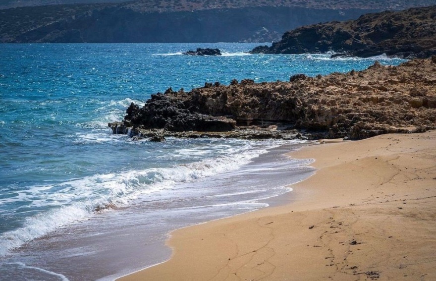 Αστυπάλαια: «Πόλεμος» για τη Χρυσή Άμμο - Eκμισθώθηκε για να γίνει beach bar