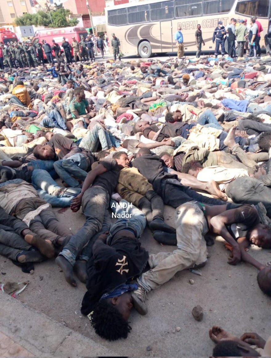 Εικόνες σοκ στα σύνορα Ισπανίας-Μαρόκου: Σωροί από πτώματα και τραυματίες μετανάστες