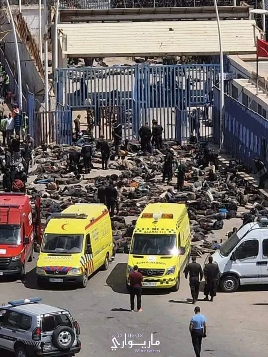 Εικόνες σοκ στα σύνορα Ισπανίας-Μαρόκου: Σωροί από πτώματα και τραυματίες μετανάστες