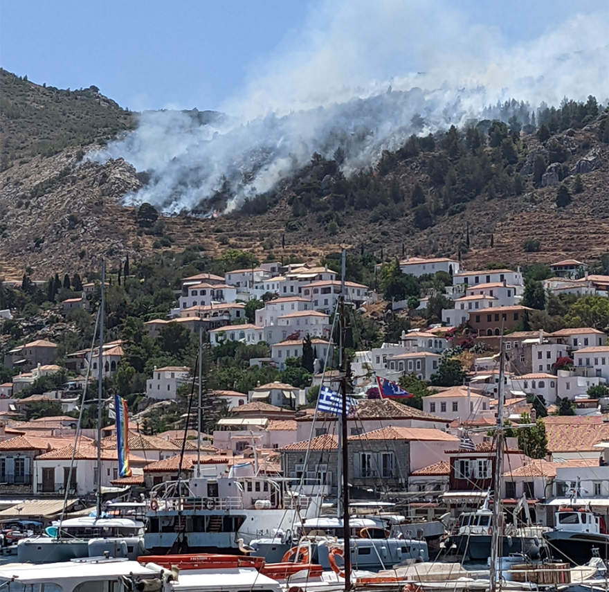 Σε ύφεση η πυρκαγιά στην Ύδρα - Επιχειρούν δύο αεροσκάφη και ένα ελικόπτερο