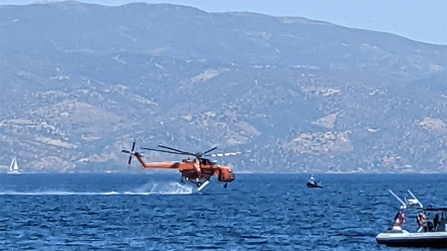 Σε ύφεση η πυρκαγιά στην Ύδρα - Επιχειρούν δύο αεροσκάφη και ένα ελικόπτερο