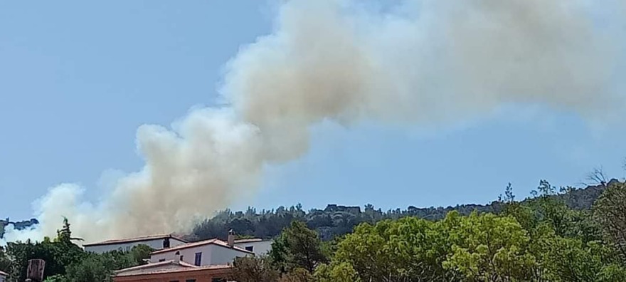 Σε ύφεση η πυρκαγιά στην Ύδρα - Επιχειρούν δύο αεροσκάφη και ένα ελικόπτερο
