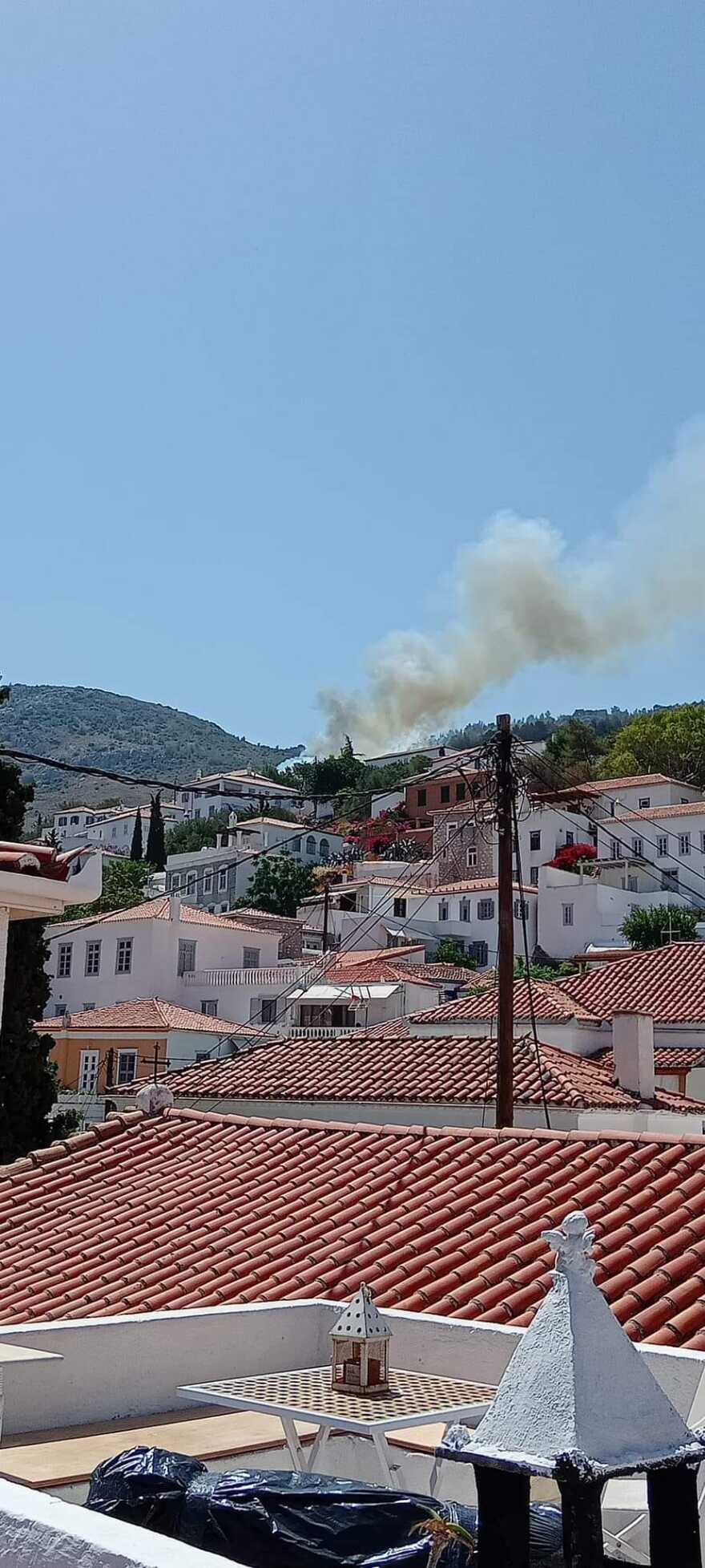 Σε ύφεση η πυρκαγιά στην Ύδρα - Επιχειρούν δύο αεροσκάφη και ένα ελικόπτερο