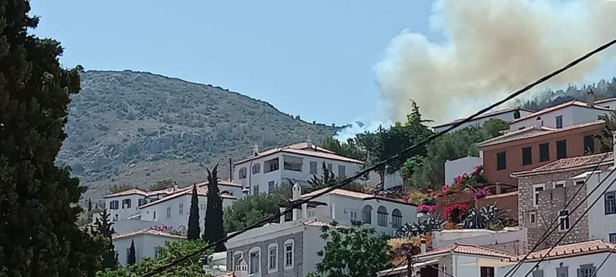 Σε ύφεση η πυρκαγιά στην Ύδρα - Επιχειρούν δύο αεροσκάφη και ένα ελικόπτερο