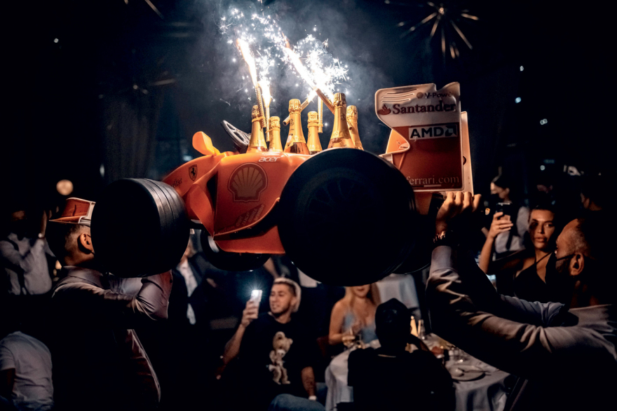 Φλάβιο Μπριατόρε: O «Mr Billionaire» αλλάζει τον χάρτη της διασκέδασης στη Μύκονο