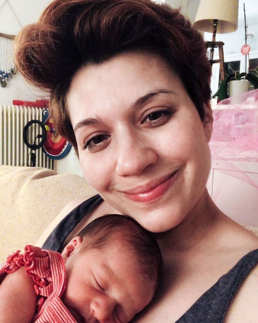 Η Πέννυ Μπαλτατζή ποζάρει αγκαλιά με τη νεογέννητη κόρη της