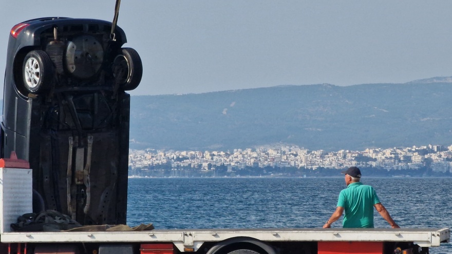Θεσσαλονίκη: Δεμένοι μεταξύ τους και από το τιμόνι του αυτοκινήτου οι δύο νεκροί στο λιμάνι Νέων Επιβατών - Ερευνάται αν ήταν μητέρα και γιος
