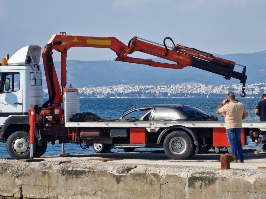Θεσσαλονίκη: Δεμένοι μεταξύ τους και από το τιμόνι του αυτοκινήτου οι δύο νεκροί στο λιμάνι Νέων Επιβατών - Ερευνάται αν ήταν μητέρα και γιος