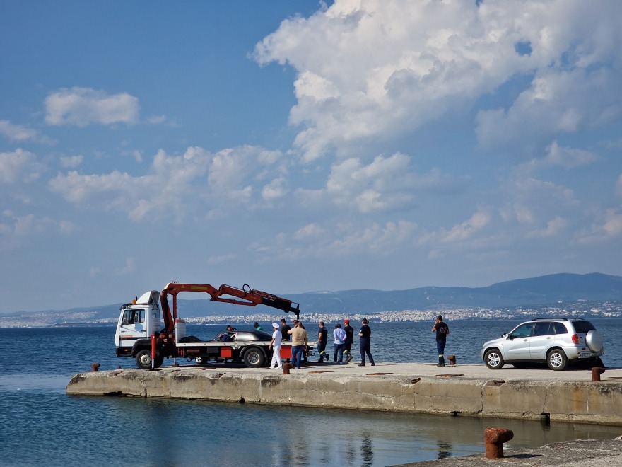 Θεσσαλονίκη: Δεμένοι μεταξύ τους και από το τιμόνι του αυτοκινήτου οι δύο νεκροί στο λιμάνι Νέων Επιβατών - Ερευνάται αν ήταν μητέρα και γιος