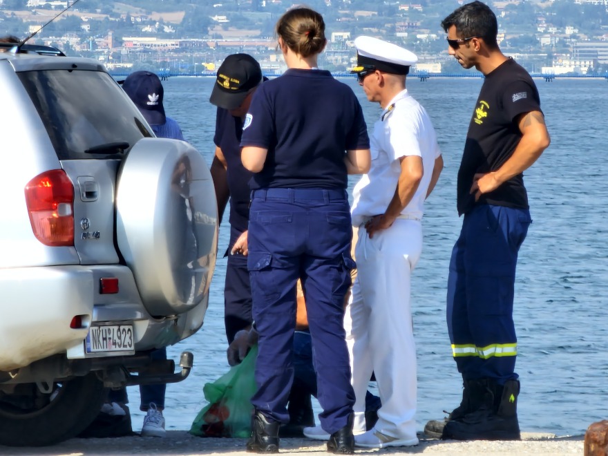 Θεσσαλονίκη: Δεμένοι μεταξύ τους και από το τιμόνι του αυτοκινήτου οι δύο νεκροί στο λιμάνι Νέων Επιβατών - Ερευνάται αν ήταν μητέρα και γιος