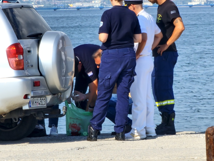 Θεσσαλονίκη: Δεμένοι μεταξύ τους και από το τιμόνι του αυτοκινήτου οι δύο νεκροί στο λιμάνι Νέων Επιβατών - Ερευνάται αν ήταν μητέρα και γιος