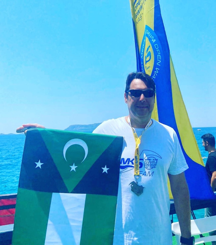 Ελληνοτουρκικά: Τούρκος αντιδήμαρχος φωτογραφήθηκε με τη σημαία της «ανεξάρτητης» Δυτικής Θράκης