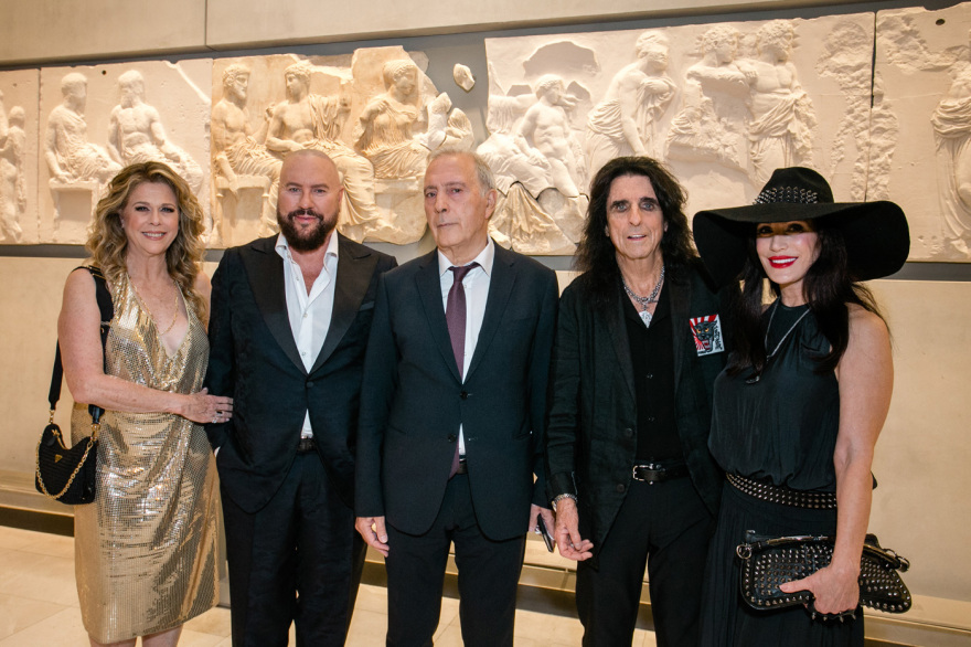 Γλυπτά του Παρθενώνα: Άλις Κούπερ, Ρίτα Γουίλσον, Ντέσμοντ Τσάιλντ και Σάκης Ρουβάς στο Μουσείο της Ακρόπολης πριν τη μεγάλη συναυλία