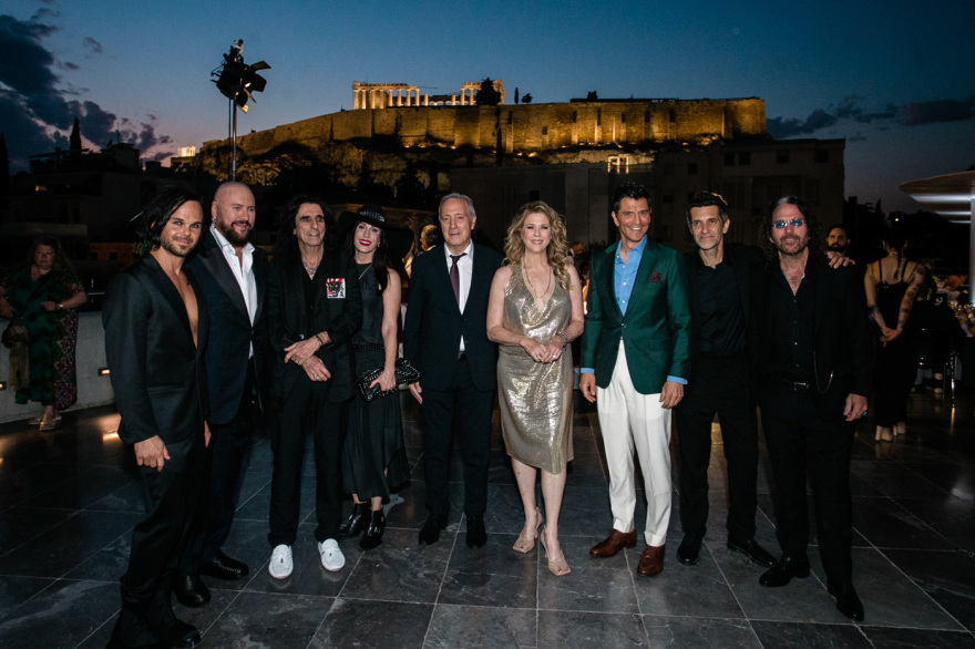 Γλυπτά του Παρθενώνα: Άλις Κούπερ, Ρίτα Γουίλσον, Ντέσμοντ Τσάιλντ και Σάκης Ρουβάς στο Μουσείο της Ακρόπολης πριν τη μεγάλη συναυλία