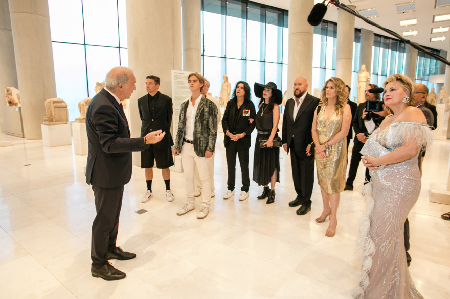 Γλυπτά του Παρθενώνα: Άλις Κούπερ, Ρίτα Γουίλσον, Ντέσμοντ Τσάιλντ και Σάκης Ρουβάς στο Μουσείο της Ακρόπολης πριν τη μεγάλη συναυλία