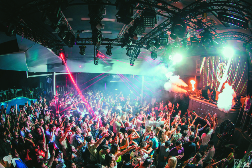 Cavo Paradiso: Η ιστορία του ανθρώπου που μετέτρεψε ένα βράχο στη Μύκονο σε κορυφαίο κλαμπ