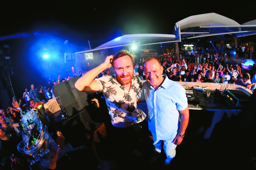 Cavo Paradiso: Η ιστορία του ανθρώπου που μετέτρεψε ένα βράχο στη Μύκονο σε κορυφαίο κλαμπ