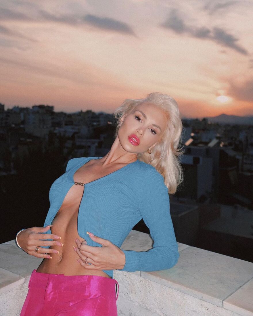 Η Αλεξάνδρα Παναγιώταρου στη Μύκονο με λευκό μπικίνι - Βίντεο