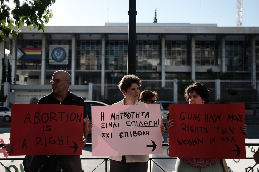 Συγκέντρωση στην αμερικανική πρεσβεία για το δικαίωμα στην άμβλωση - Δείτε φωτογραφίες