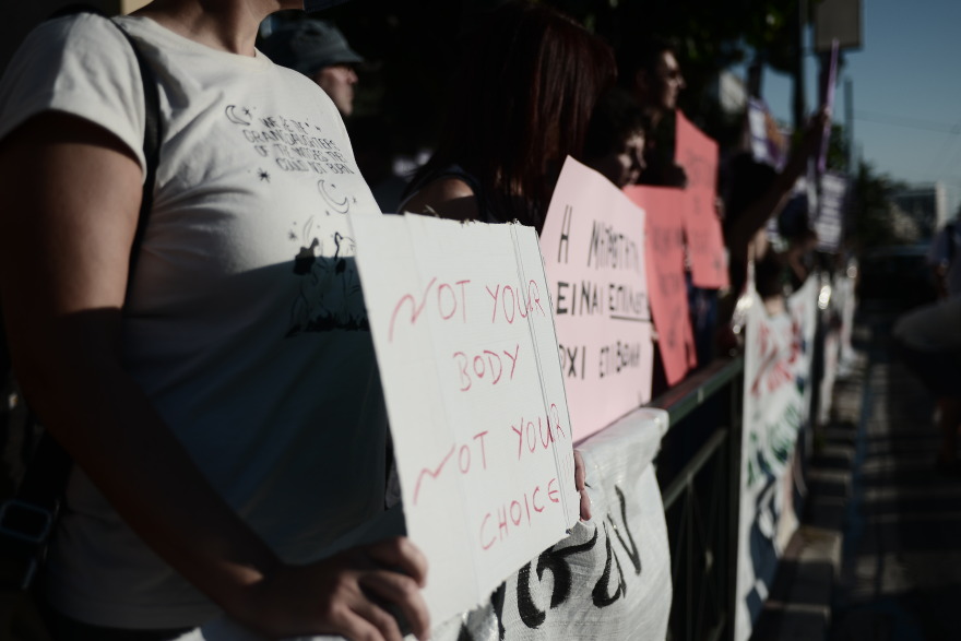 Συγκέντρωση στην αμερικανική πρεσβεία για το δικαίωμα στην άμβλωση - Δείτε φωτογραφίες