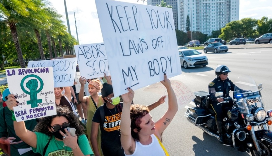 Αμβλώσεις στις ΗΠΑ: Εκεί που τα όπλα έχουν περισσότερα δικαιώματα από τις γυναίκες