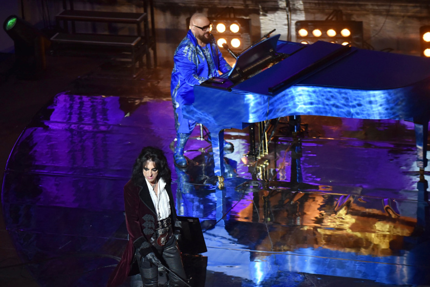 Ηρώδειο: Ο Alice Cooper που έκλεψε τις εντυπώσεις, η ροκ Bonnie Tyler και οι… Ρουβίτσες