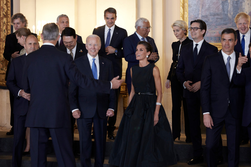 Στο δείπνο της Συνόδου Κορυφής του ΝΑΤΟ ο Μητσοτάκης: Μίλησε με Μπάιντεν, Τζόνσον, Μακρόν - Βίντεο και φωτογραφίες