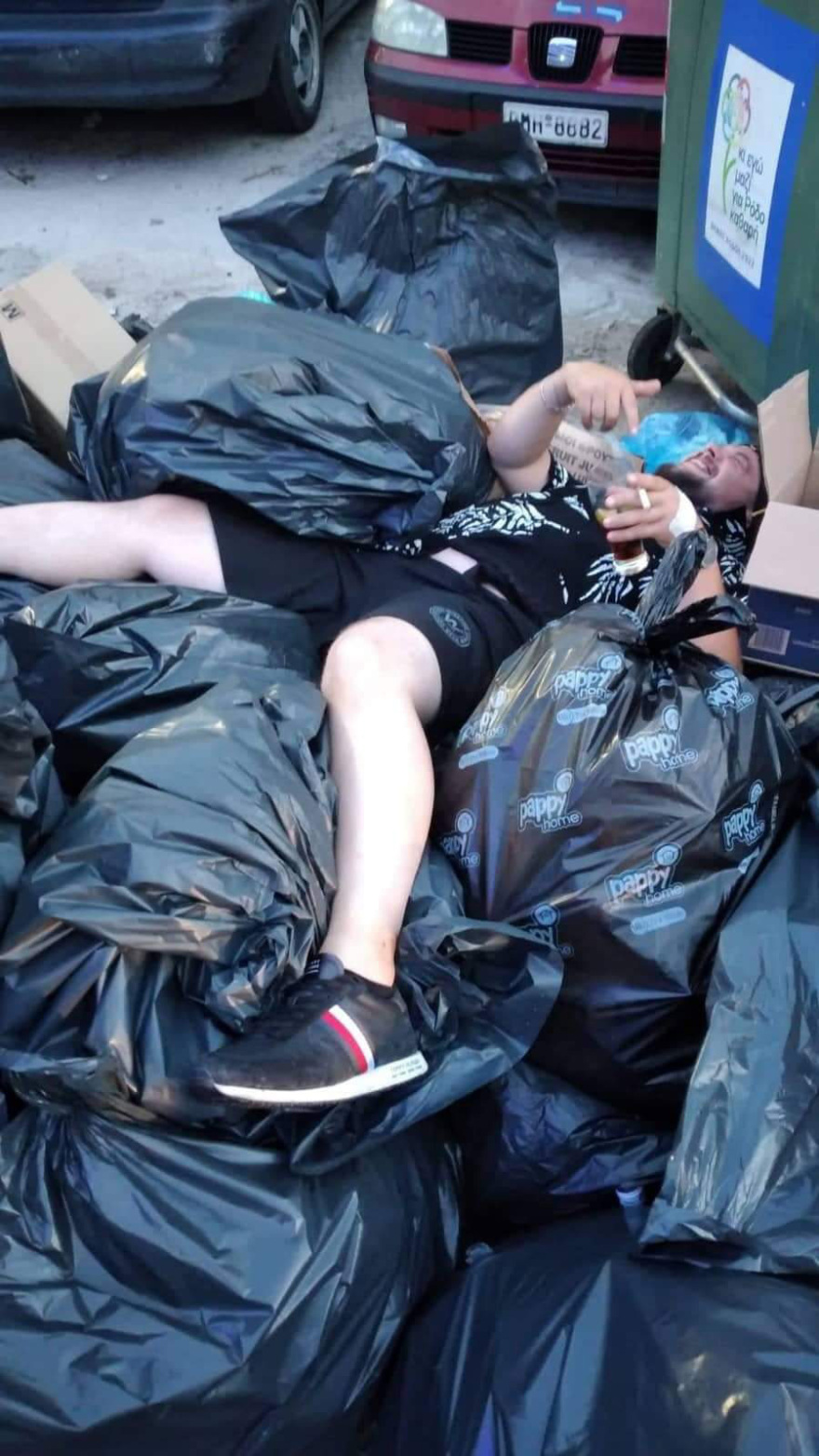 Ρόδος: Μεθυσμένοι τουρίστες ξαπλώνουν σε ξεχειλισμένους κάδους σκουπιδιών - Δείτε φωτογραφίες