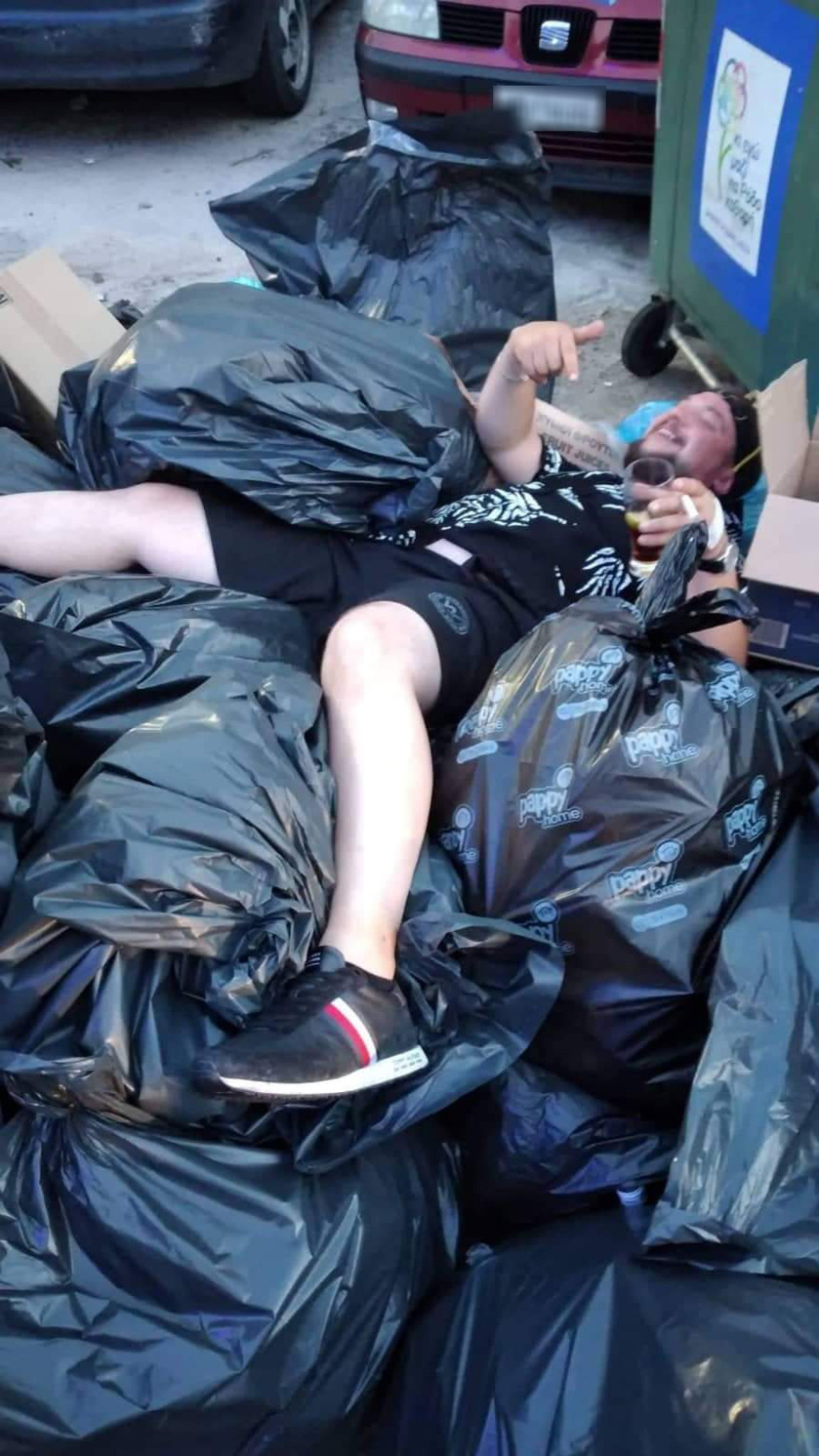 Ρόδος: Μεθυσμένοι τουρίστες ξαπλώνουν σε ξεχειλισμένους κάδους σκουπιδιών - Δείτε φωτογραφίες