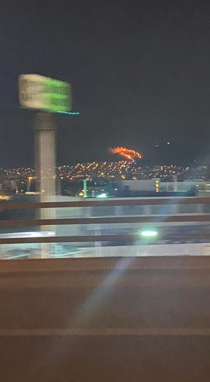 Φωτιά στο Σχιστό: Υπό μερικό έλεγχο, άνοιξαν οι δρόμοι