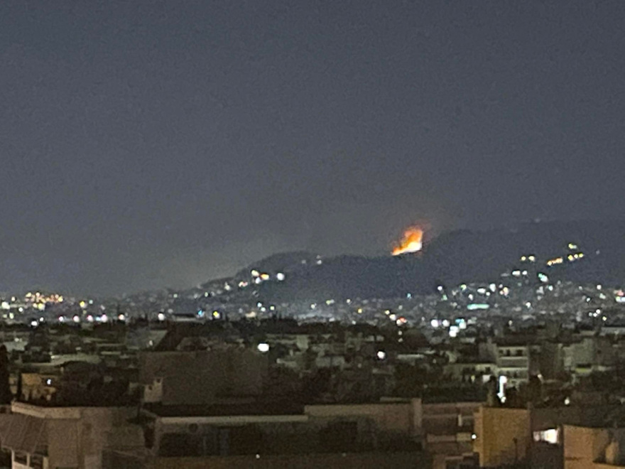 Φωτιά στο Σχιστό: Υπό μερικό έλεγχο, άνοιξαν οι δρόμοι