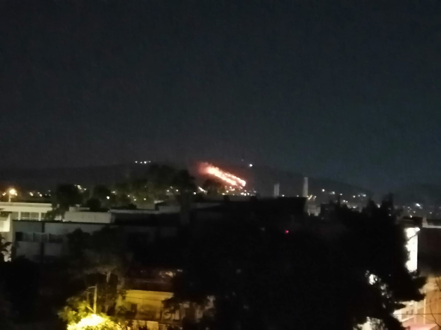 Φωτιά στο Σχιστό: Υπό μερικό έλεγχο, άνοιξαν οι δρόμοι