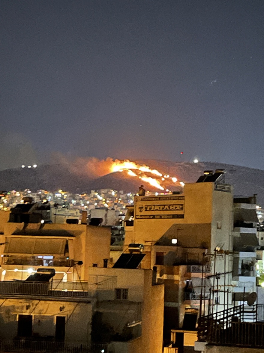 Φωτιά στο Σχιστό: Υπό μερικό έλεγχο, άνοιξαν οι δρόμοι