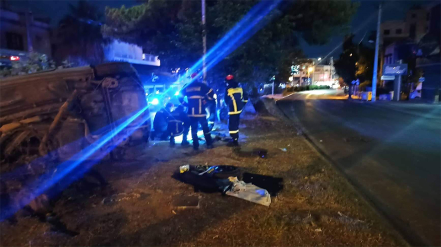 Νεκρός 18χρονος σε φριχτό τροχαίο στο Χαλάνδρι: «Τέτοιο μπαμ που έγινε, ξεριζώθηκε το δέντρο»