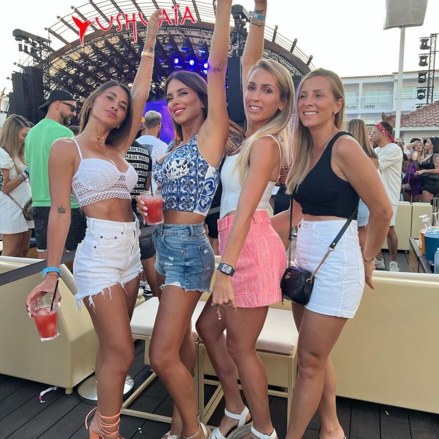 Λιονέλ Μέσι: Ξεφαντώνει με Σουάρεζ, Φάμπρεγας και τις γυναίκες τους στην Ίμπιζα - Ασταμάτητο πάρτι 