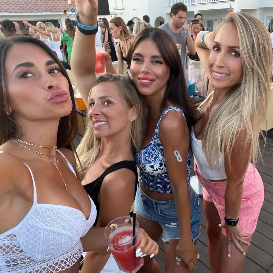 Λιονέλ Μέσι: Ξεφαντώνει με Σουάρεζ, Φάμπρεγας και τις γυναίκες τους στην Ίμπιζα - Ασταμάτητο πάρτι 