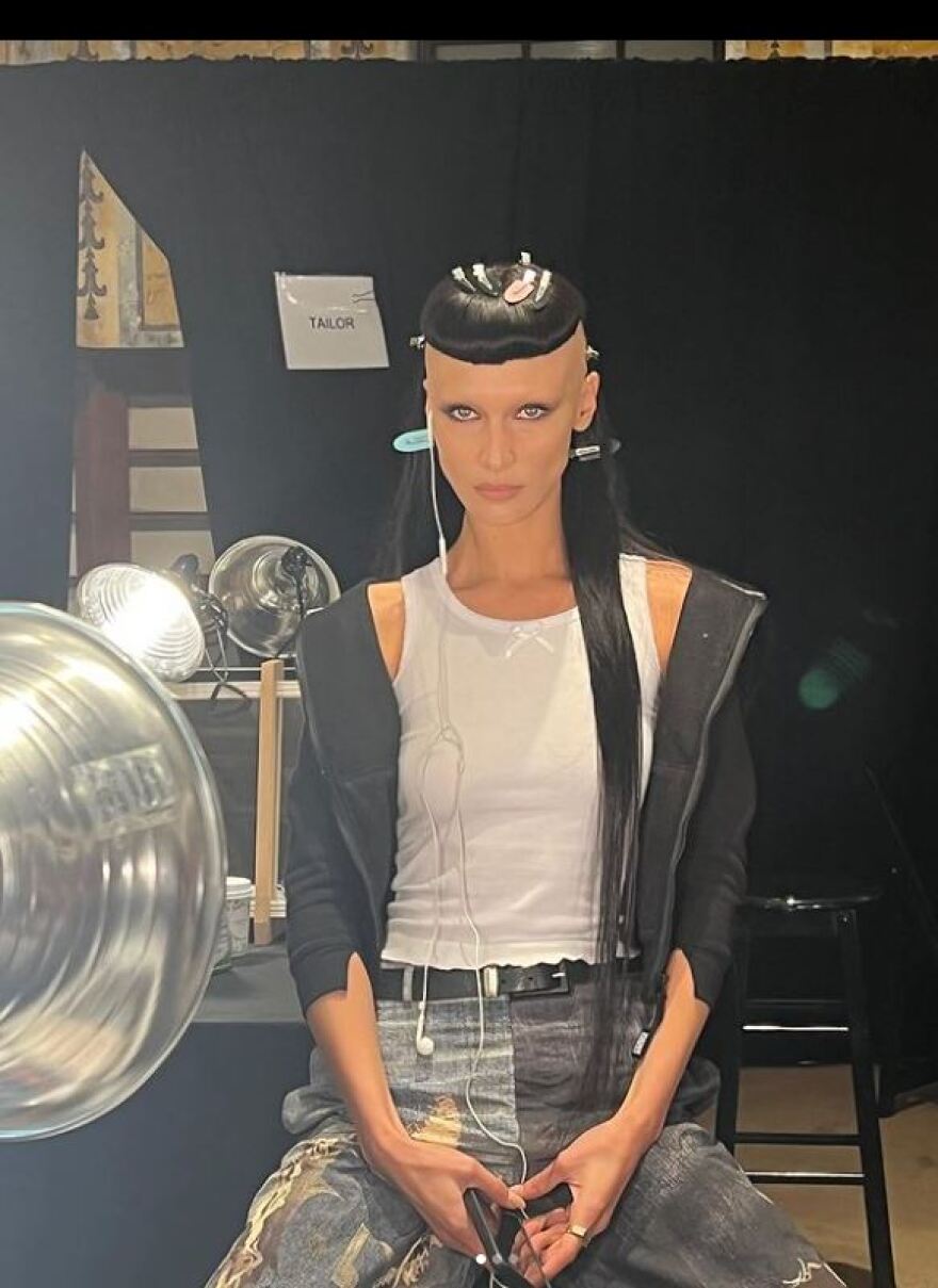 Bella και Gigi Hadid με ξυρισμένα κεφάλια στην πασαρέλα του Marc Jacobs