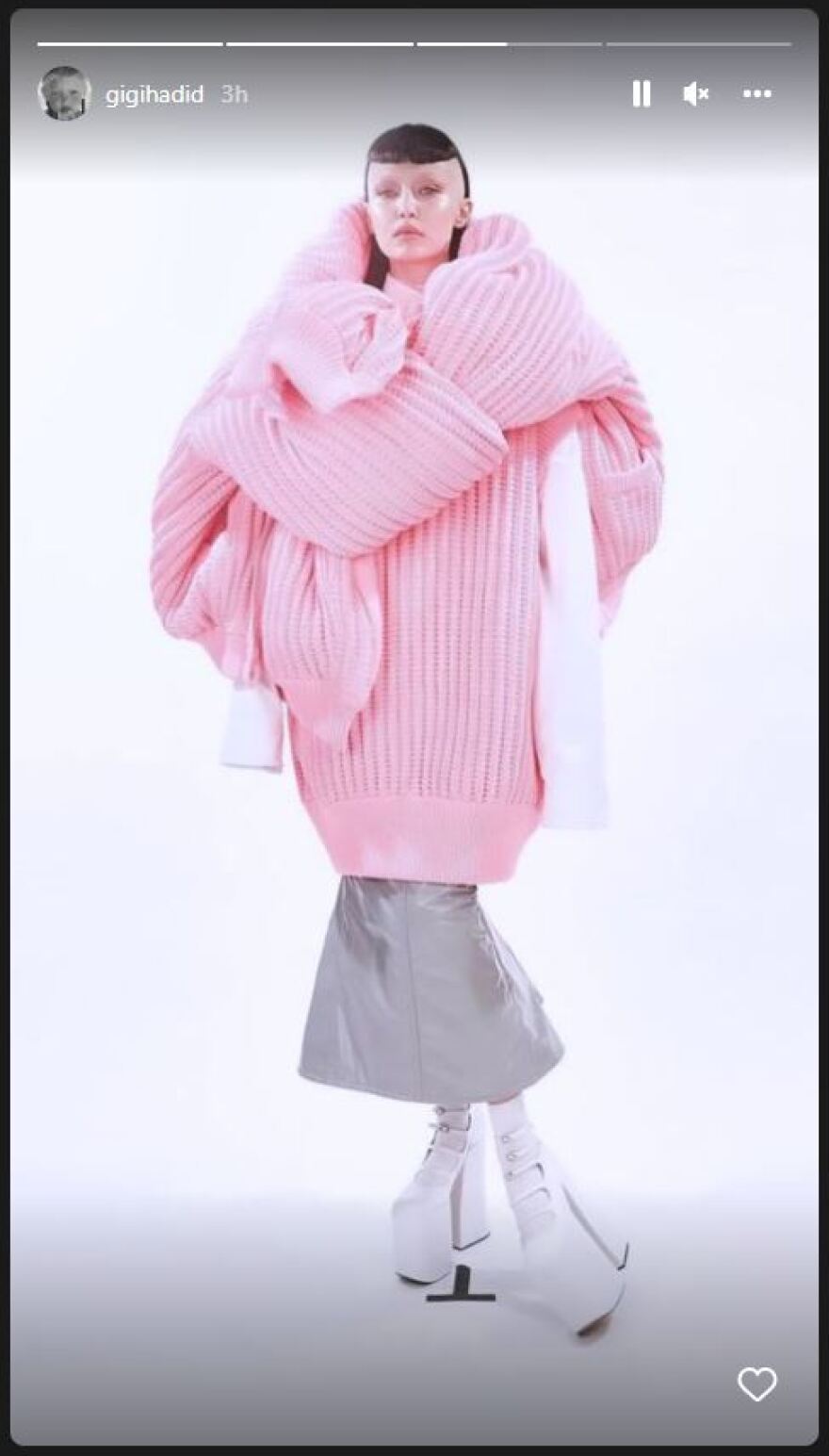 Bella και Gigi Hadid με ξυρισμένα κεφάλια στην πασαρέλα του Marc Jacobs