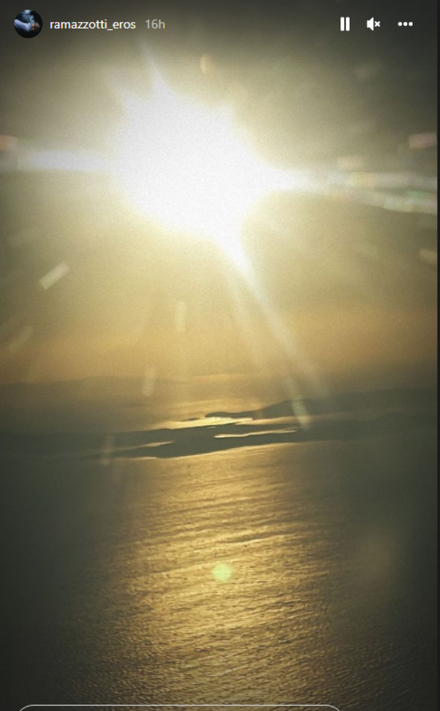 Ο Έρος Ραμαζότι στη Μύκονο