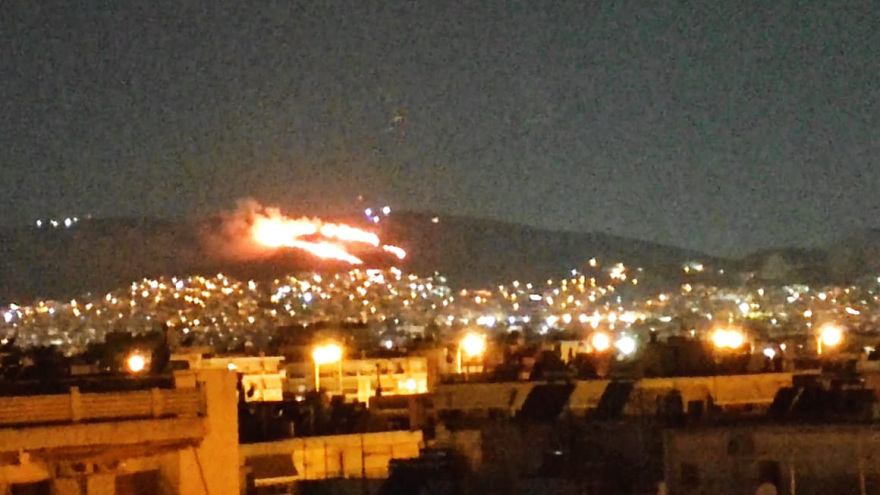 Φωτιά στο Σχιστό: Υπό μερικό έλεγχο, άνοιξαν οι δρόμοι