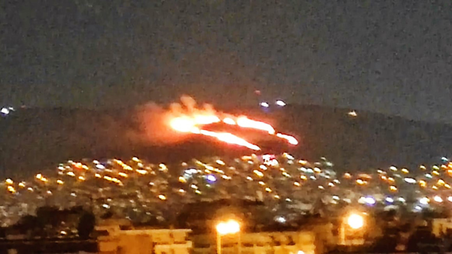 Φωτιά στο Σχιστό: Υπό μερικό έλεγχο, άνοιξαν οι δρόμοι