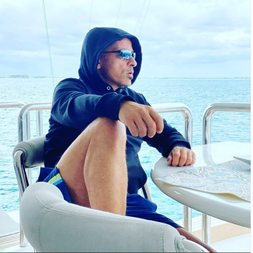 Ο Έρος Ραμαζότι στη Μύκονο